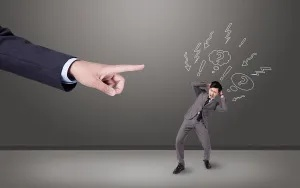 (众矢之的可以形容人吗)众矢之的：一个人被众人攻击和指责的形容词